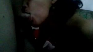 Latina chupando pene