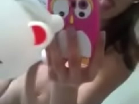 chilena realiza videos con el celular metiendo sus cuatro dedos