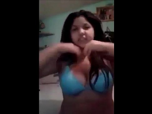 Chica chilena se masturba con una botella