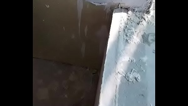 Madura culona haciendo aseo en construcción