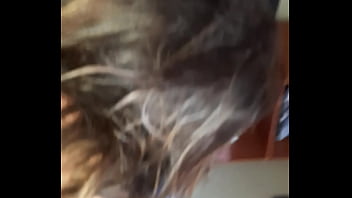 Se la pongo mientras habla con su marido