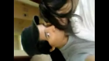 Jovencita mamandosela a su chico