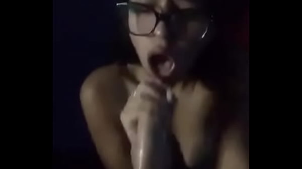 Que rico me lo chupa mi vecina No se como no la invite antes a mi casa