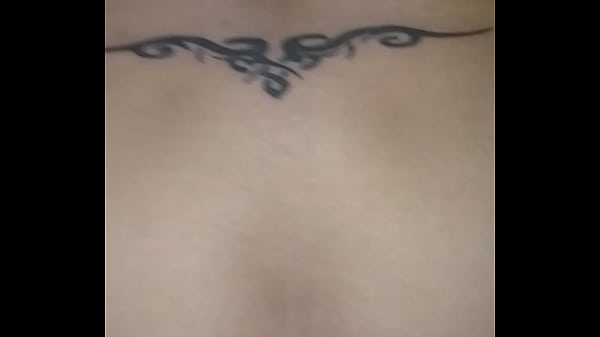 Mi esposa se sube a mi pinga enseñando su nuevo tatuaje