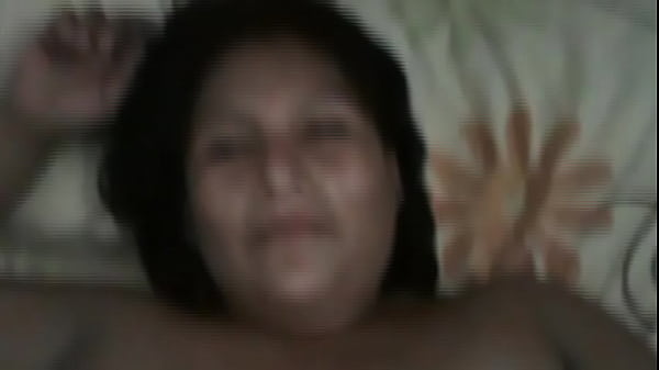 cachando a la vieja….. mientras el marido trabajando