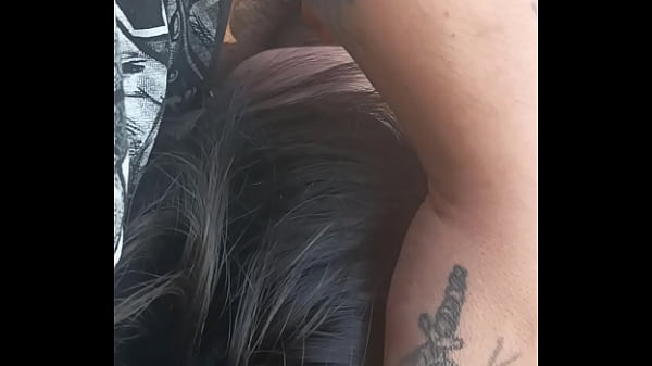 Salimos a pasear y me la termino mamando en la plaza