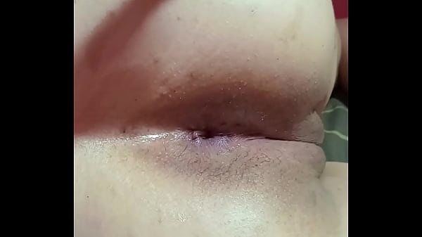 Famosa culona chilena masturbandose el culo antes de que le meta el pene, me encanta como le suena el ano jugoso que tiene