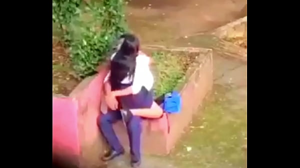 Estudiantes se escapan para coger en el campo