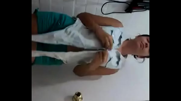 Chilena me baila en el baño mientras se desnuda