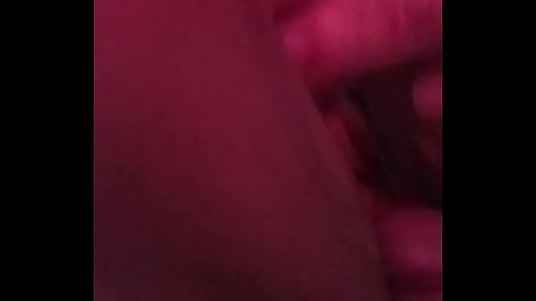 nuestro amante me llena con su pene y me toca mi clitoris