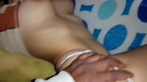 profesora de la Universidad católica de Chile hablando con su marido mientras abre las piernas