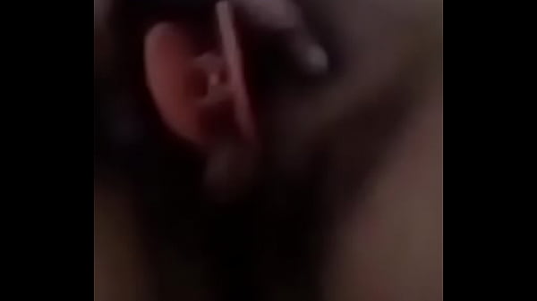 Pucky cierra sus labios vaginales