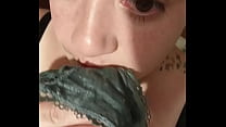 mira como lamo el semen salido de mi vagina llena por mi amante, amante también de mi pareja