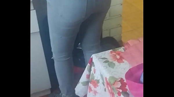 Espiando a mi mamá en la cocina.