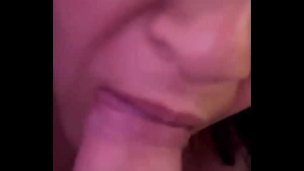 Mi luna comiendo el pene a nuestro amante para que yo les mire