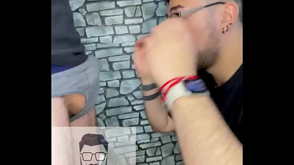 No puedo creer que mi vecino de años me viera por grindr y me hablara para darme tula, me follo la boca y garganta tantas…