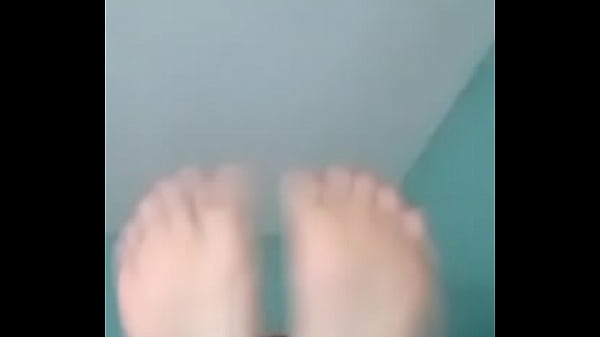 Putita chilena muestra sus pies en video casero