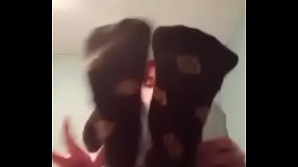 Así muestra sus pies esta putita chilena