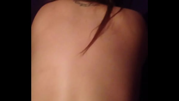 Chilena desnuda de espaldas mostrando el poto