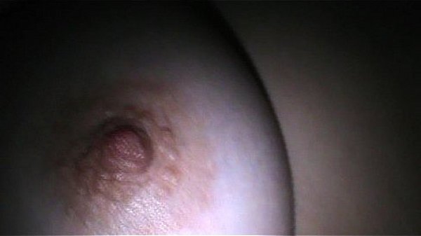 Chilena a solas jugando con una zanahoria