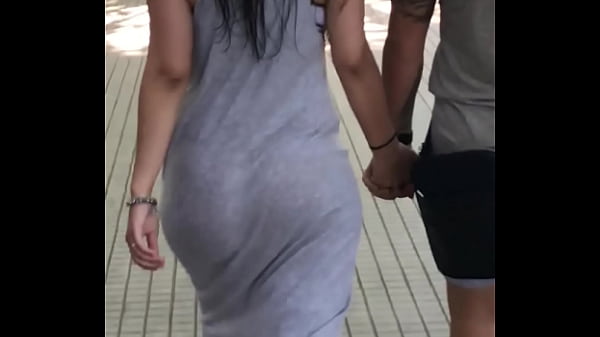 Pareja chilena caminando de la mano por la calle