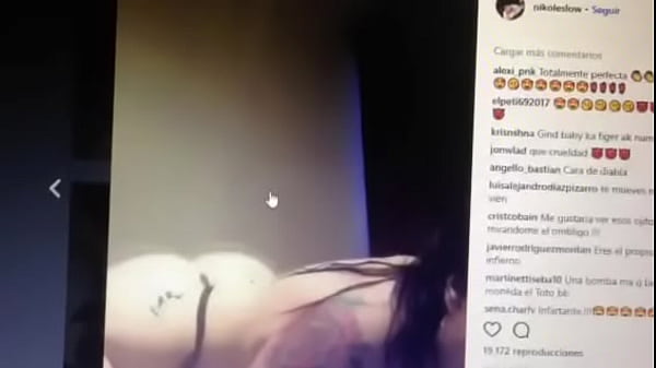 Nikol mostrando las tetas despacio en la pieza