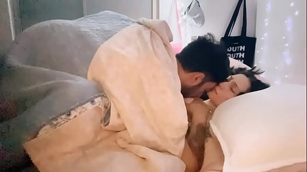 Pareja chilena culeando rico bajo las sábanas