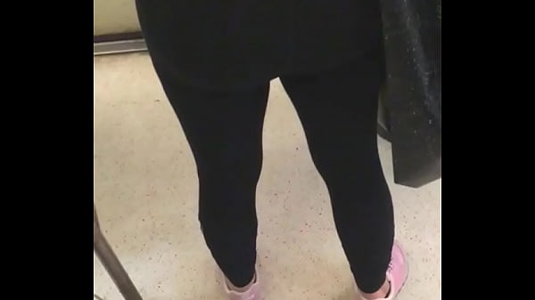 Culona blanca en el metro con las calzas pegadas al poto