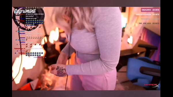 Chilena empinada en su pieza con poca ropa