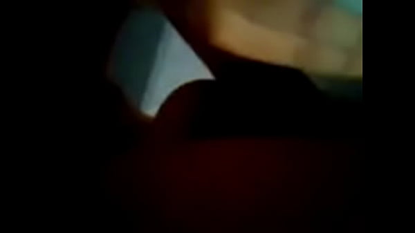Chilena jugando con una botellita en su pieza