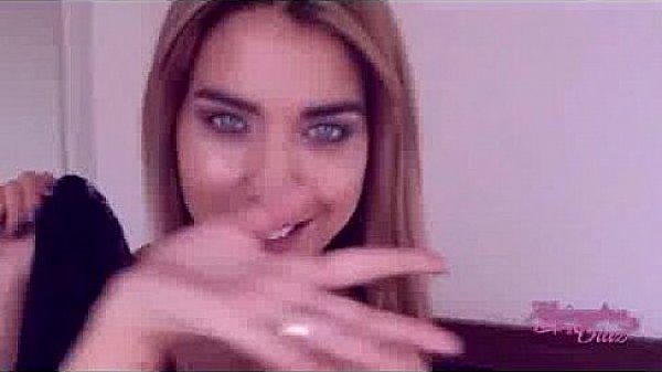 Alejandra Díaz sensual jugando con la cámara