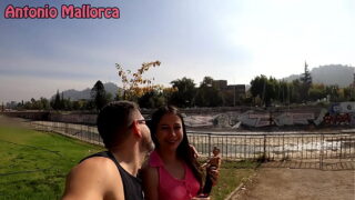 Levantándose a una chilena de polera rosada en el parque